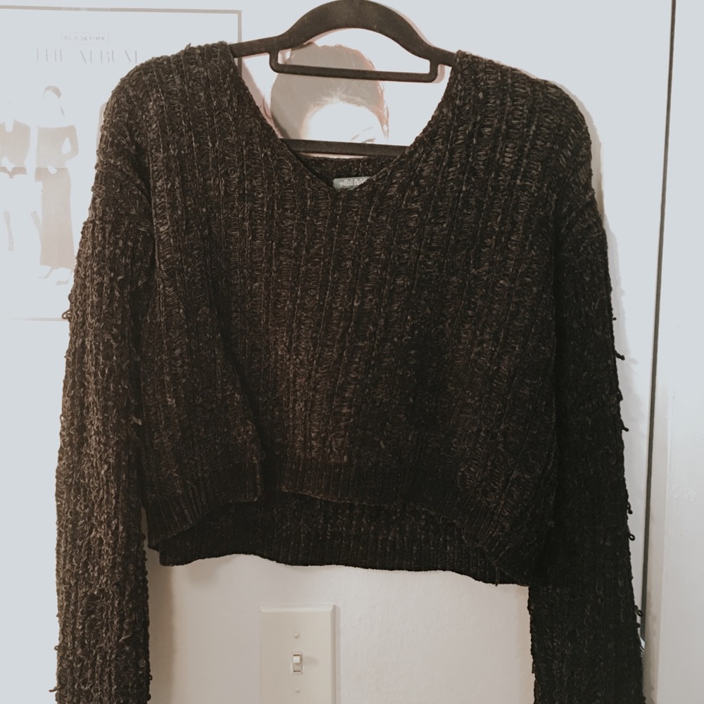 Black long sleeve cropped v neck sweater